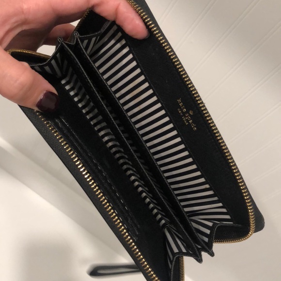 ⭐️ Kate Spade Zip Wristlet❗️ - Picture 3 of 3